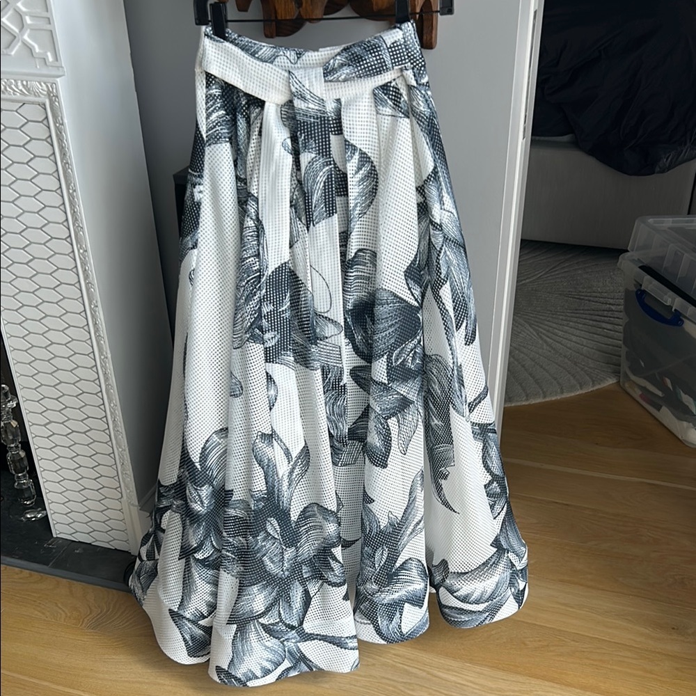 REAL NYC MARKET Women's Black & White Floral Print Tie Waist Maxi Skirt Size S